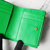 ボッテガ ヴェネタ イントレチャート マキシイントレチャート カセット 二つ折り財布 コンパクトウォレット グリーン 箱付き - NEWSED