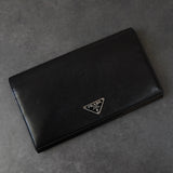 プラダ サフィアーノ レザー 二つ折り財布 長財布 三角プレート ブラック - NEWSED