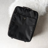 プラダ テスート ポコノ ナイロン / サフィアーノレザー トライアングルロゴ / キャリーバッグ ブラック - NEWSED