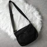 プラダ ポコノ テスートナイロン / レザー 三角プレート ショルダーバッグ ブラック - NEWSED