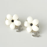 シャネル ココマーク フラワー ラインストーン イヤリング シルバー / ホワイト - NEWSED