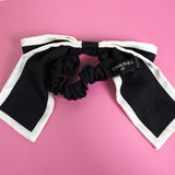 シャネル ロゴ カメリア柄 リボン バイカラー シュシュ ブラック / ホワイト