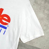 ドール ハワイ 企業 ロゴ Tシャツ ホワイト - NEWSED