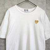 プレイ コム デ ギャルソン ワンポイント ハートロゴ Tシャツ ホワイト / ゴールド - NEWSED