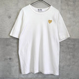 プレイ コム デ ギャルソン ワンポイント ハートロゴ Tシャツ ホワイト / ゴールド - NEWSED