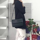 ヴァレンティノ Vステッチ レザー ショルダーバッグ ブラック - NEWSED