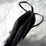 ヴァレンティノ Vステッチ レザー ショルダーバッグ ブラック - NEWSED