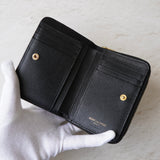 イヴ・サンローラン 二つ折り財布 カサンドラロゴ YSLロゴ Vステッチ ブラック - NEWSED