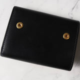 セリーヌ トリオンフ シャイニーカーフスキン コンパクトウォレット ブラック / ゴールド