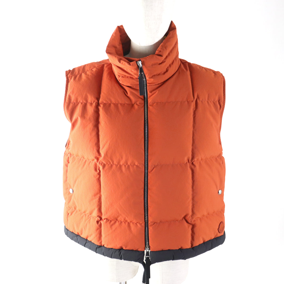モンクレール ジーニアス 2 DEMETRIA GILET ロゴワッペン付き グリッドキルティング ジップアップ ドローストリング スタンドカラー ダウンベスト オレンジ系 0 レディース