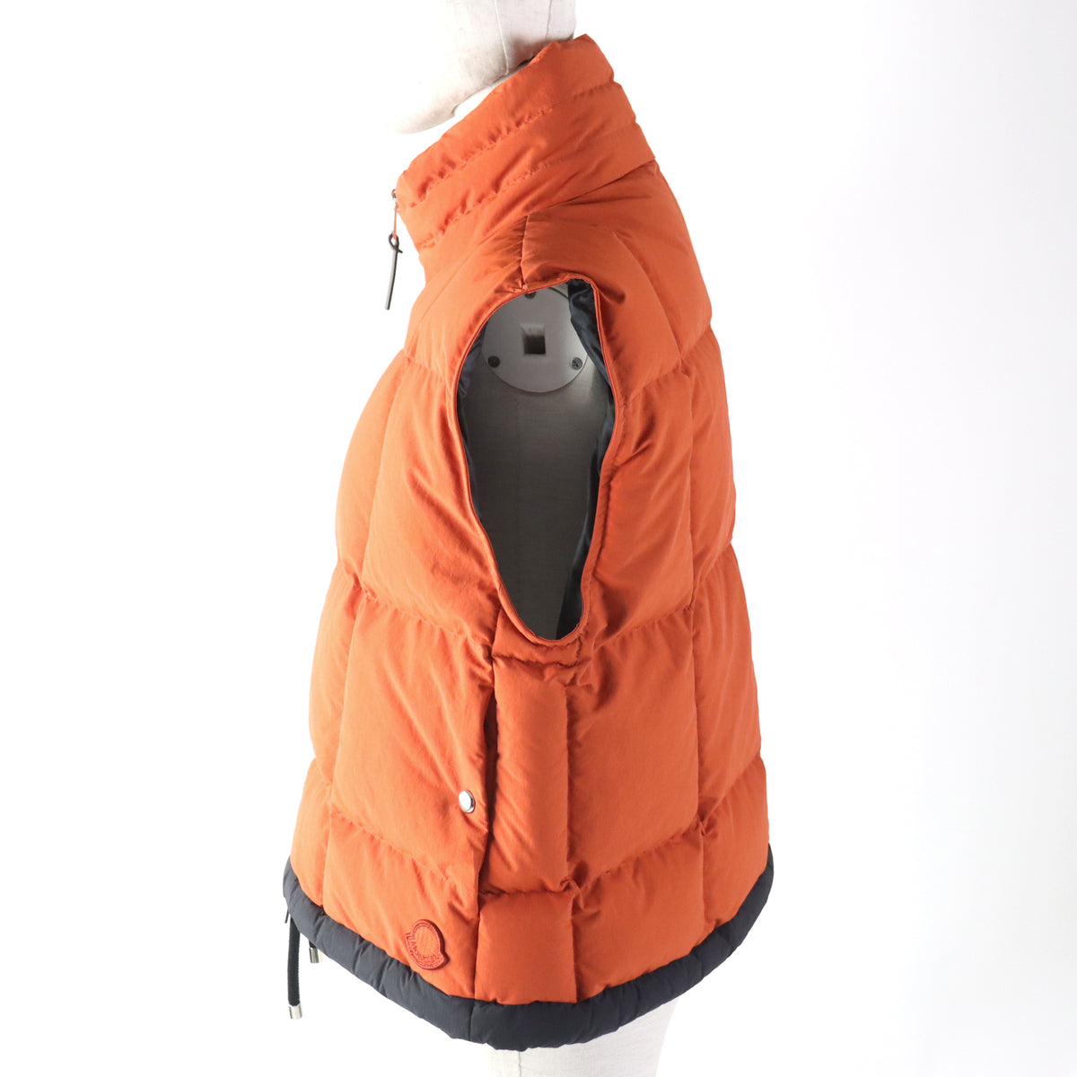 モンクレール ジーニアス 2 DEMETRIA GILET ロゴワッペン付き グリッドキルティング ジップアップ ドローストリング スタンドカラー ダウンベスト オレンジ系 0 レディース