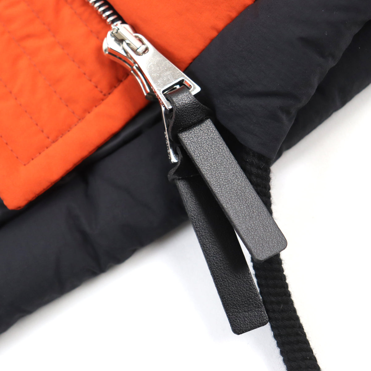 モンクレール ジーニアス 2 DEMETRIA GILET ロゴワッペン付き グリッドキルティング ジップアップ ドローストリング スタンドカラー ダウンベスト オレンジ系 0 レディース