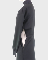 NEWSEDのPRADA製ブラックジャージードレス。サイドにカットアウトデザインとトライアングルチャームがあしらわれた長袖のミニ丈ワンピース。