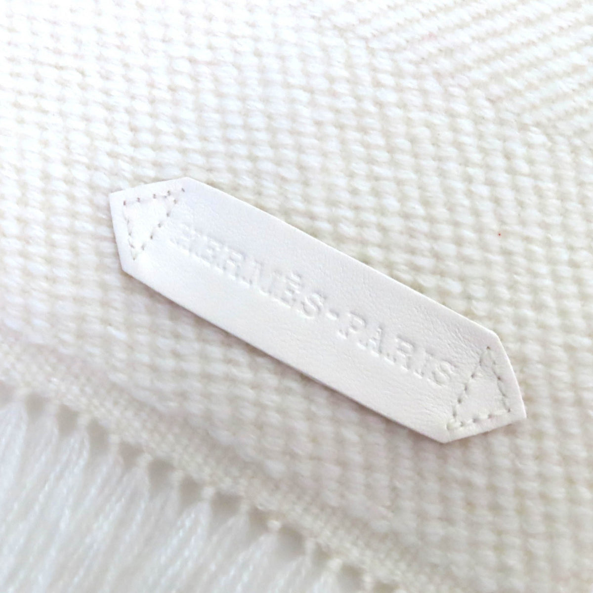 エルメス シェヴロンズーム レザーロゴパッチ付き フリンジ ショール マフラー ストール アイボリー レディース