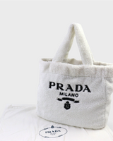 NEWSEDのPRADAスプーニャパイルトートバッグ。ホワイトのテリー素材にブラックのロゴ刺繍が特徴的なレディースバッグ。