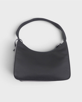 NEWSEDのPRADA Re-Edition 2000 Re-Nylonミニバッグ。ブラックのナイロン製で三角プレートとチャームが付いたワンショルダーバッグ。