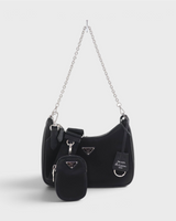 NEWSEDのPRADA Re-Edition 2005 ブラックナイロン2WAYハンドバッグ、トライアングルロゴとポーチ付き