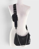 NEWSEDのPRADA Re-Edition 2WAYハンドバッグ。ブラックのナイロン素材にトライアングルロゴと取り外し可能なポーチ付き。