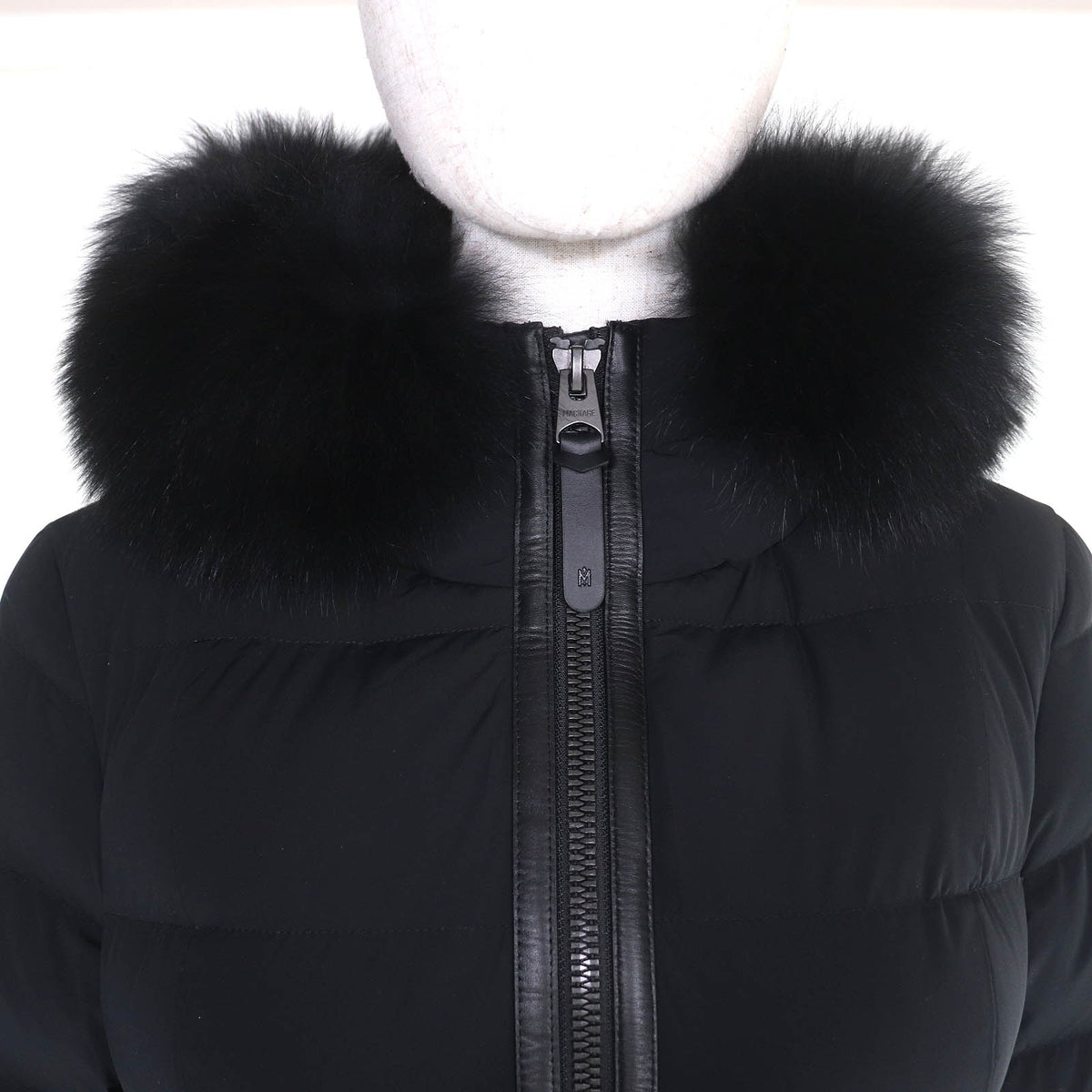 マッカージュ CALLA-BX ロゴパッチ フォックスファー付き ストレッチダウンコート 撥水加工 ダウンコート ブラック XS レディース