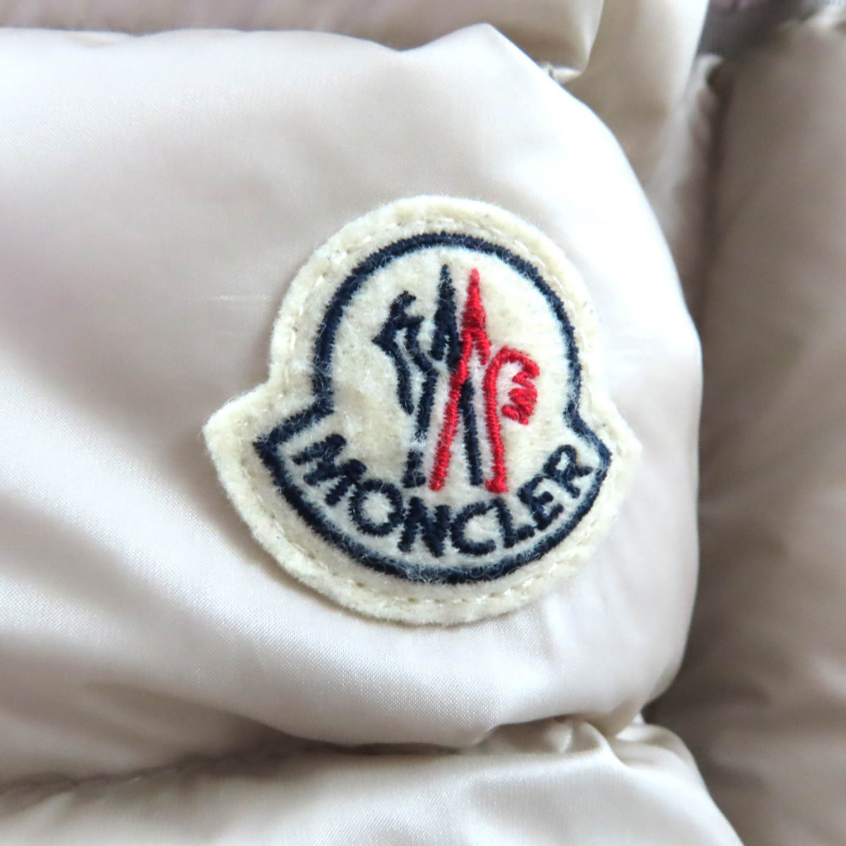 モンクレール エルミンヌ フード・ロゴワッペン付 ZIP UP ダウンコート ライトベージュ 0 レディース