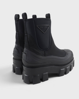 NEWSEDのPRADAモノリスRe-Nylonショートブーツ。ブラックのギャバジン素材にトライアングルロゴが特徴的な厚底ブーツ