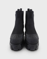 NEWSEDのPRADAモノリスRe-Nylonショートブーツ。ブラックのギャバジン素材と厚底のラバーソールが特徴的なレディースブーツ