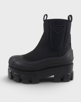 NEWSEDのPRADAモノリスRe-Nylonショートブーツ。ブラックのギャバジン素材に厚底ソールとトライアングルロゴが特徴的なレディースブーツ。