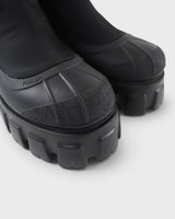NEWSEDのPRADAモノリスRe-Nylonショートブーツ。ブラックのギャバジン素材と厚底ラバーソールが特徴的なレディースブーツ