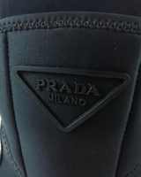 NEWSEDのPRADAモノリスRe-Nylonショートブーツに施されたブラックのトライアングルロゴプレート