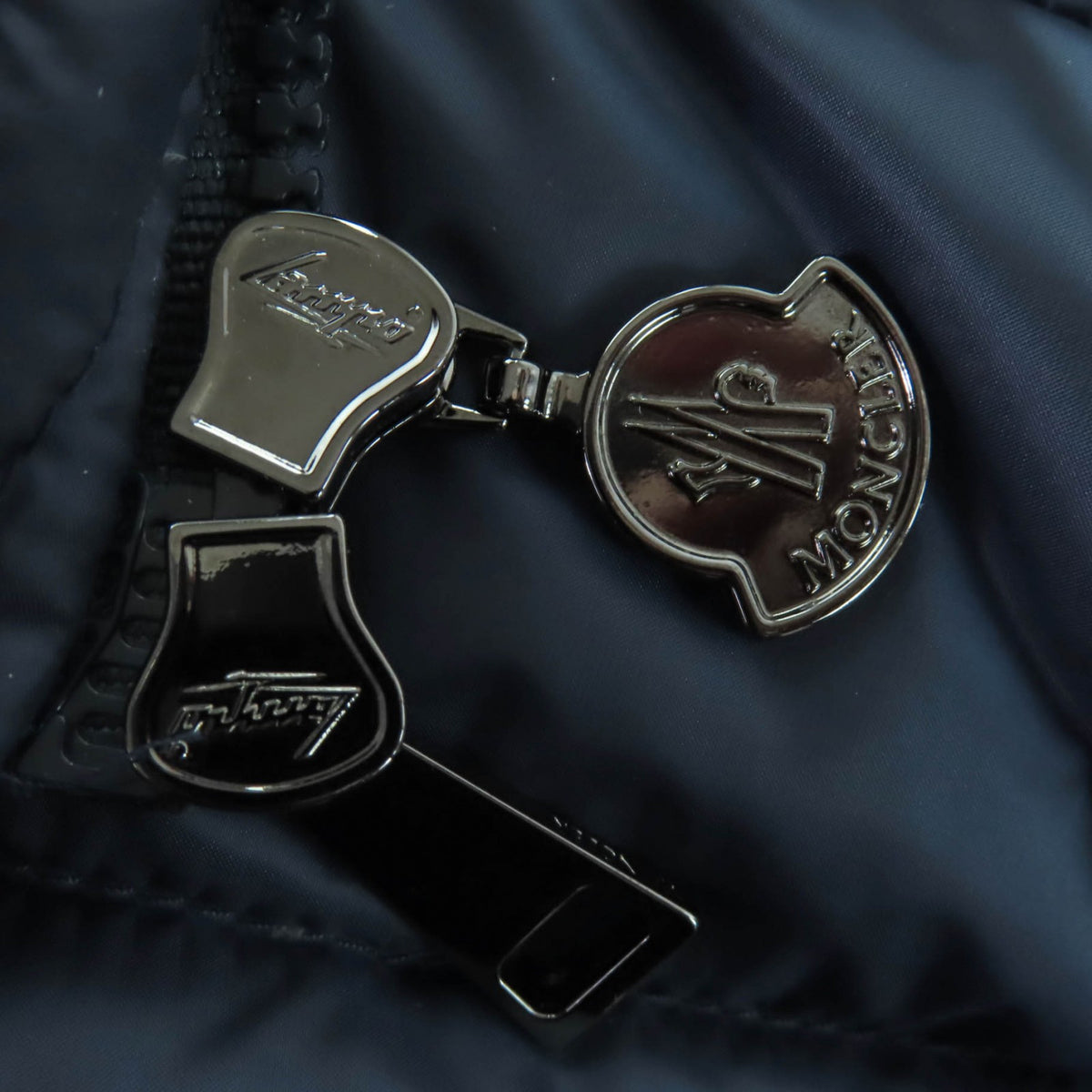 モンクレール HERMINE エルミンヌ ロゴワッペン・フード付 ZIP UP ダウンコート ネイビー 54847 レディース