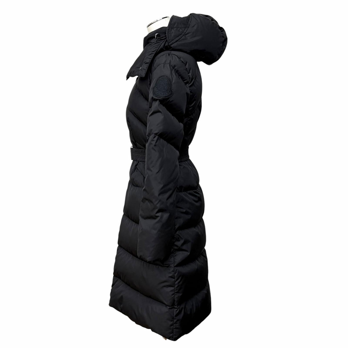 モンクレール AGOT ベルト・フード付 デカロゴワッペン ZIP UP ダウンコート ブラック 00 レディース
