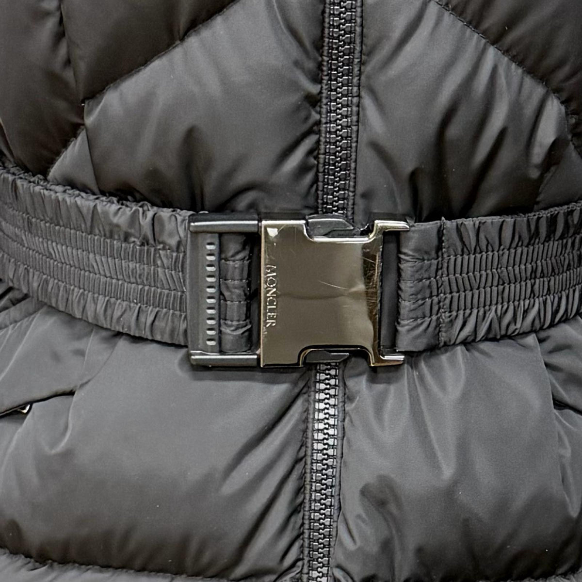 モンクレール AGOT ベルト・フード付 デカロゴワッペン ZIP UP ダウンコート ブラック 00 レディース