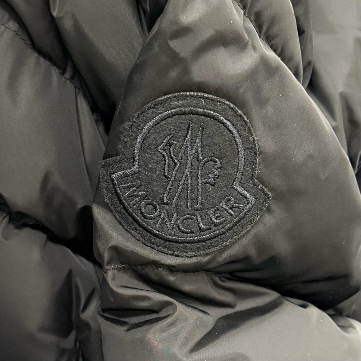 モンクレール AGOT ベルト・フード付 デカロゴワッペン ZIP UP ダウンコート ブラック 00 レディース