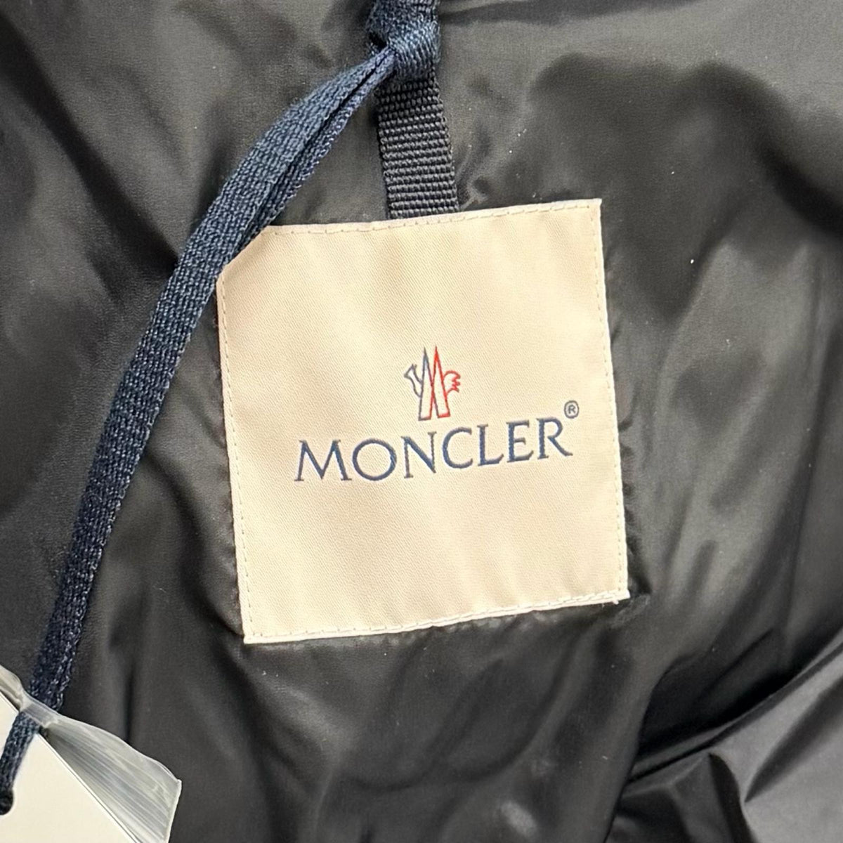 モンクレール AGOT ベルト・フード付 デカロゴワッペン ZIP UP ダウンコート ブラック 00 レディース