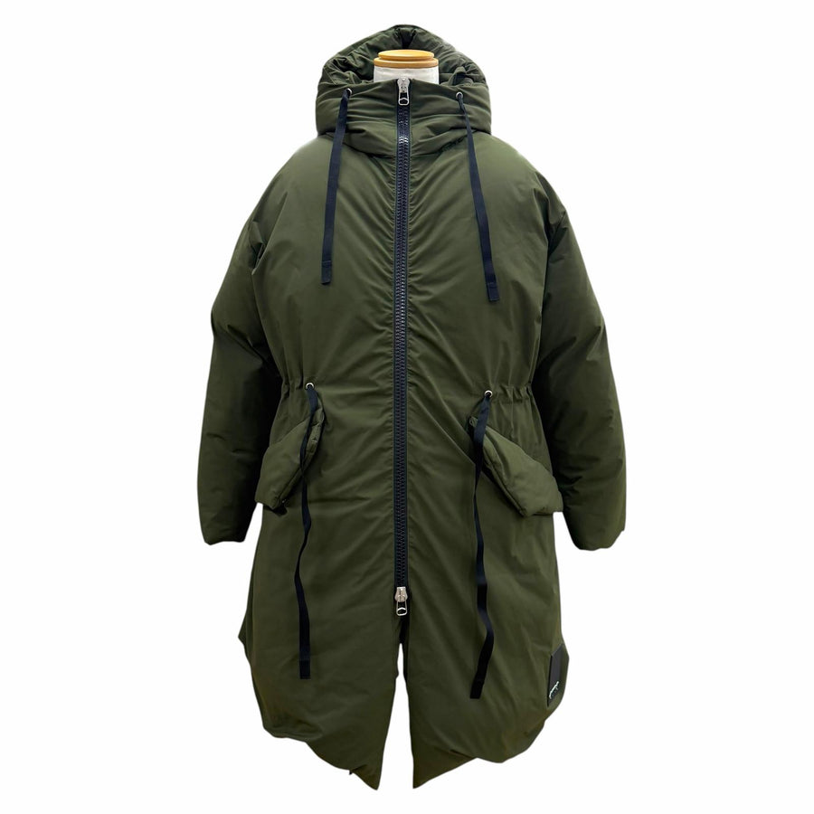 オーエーエムシー INFLATE PARKA ロゴワッペン付き フーデッド ダブルジップアップ ダウンコート カーキ M メンズ