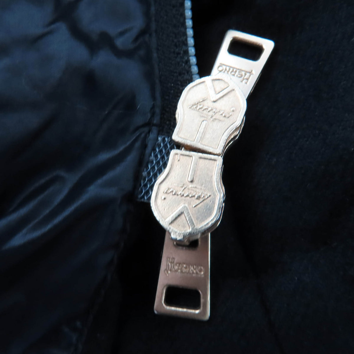 ヘルノ ロロピアーナ社製生地使用 フォックスファー付 スタンドカラー ZIP UP ダウンコート ブラック 40 レディース
