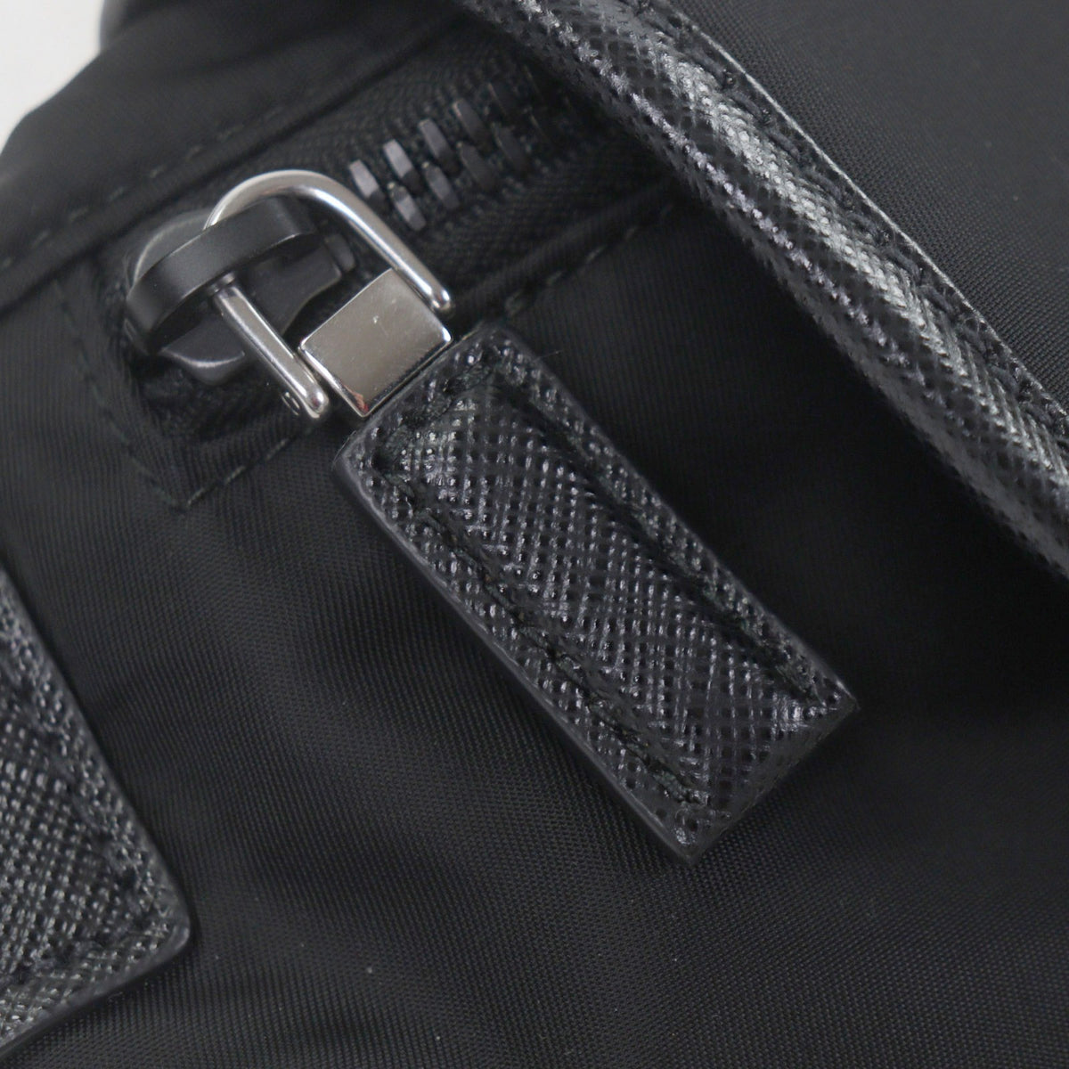 プラダ トライアングルロゴ 三角プレート Re-Nylon ボディバッグ ブラック メンズ
