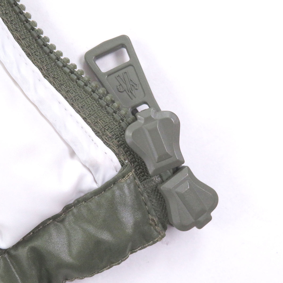 モンクレール GENICHI GILET BORN TO PROTECT ロゴワッペン フーデッド ダウンベスト カーキ 2 メンズ