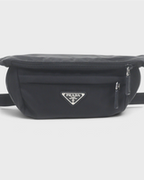 NEWSEDのPRADA Re-Nylonトライアングルロゴ付きブラックボディバッグ。サフィアーノレザーのディテールが施されたリサイクルポリアミド製。