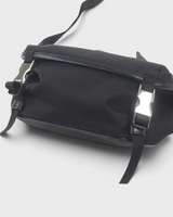 NEWSEDのPRADA Re-Nylon製ブラックボディバッグ。サフィアーノレザーのトリムとシルバーのバックルが特徴的なメンズショルダーバッグ。