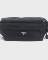 NEWSEDのPRADA Re-Nylonブラックショルダーバッグ。フロントにトライアングルロゴをあしらったリサイクルポリアミド素材のメンズバッグ。