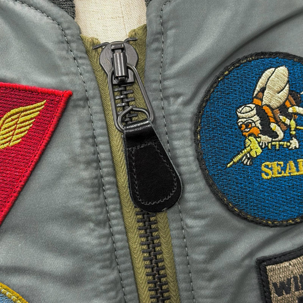 アヴィレックス TOP GUN MA-1 CUSTOM ワッペン付き 中綿入り ジップアップ フライトジャケット スカジャン カーキ M メンズ