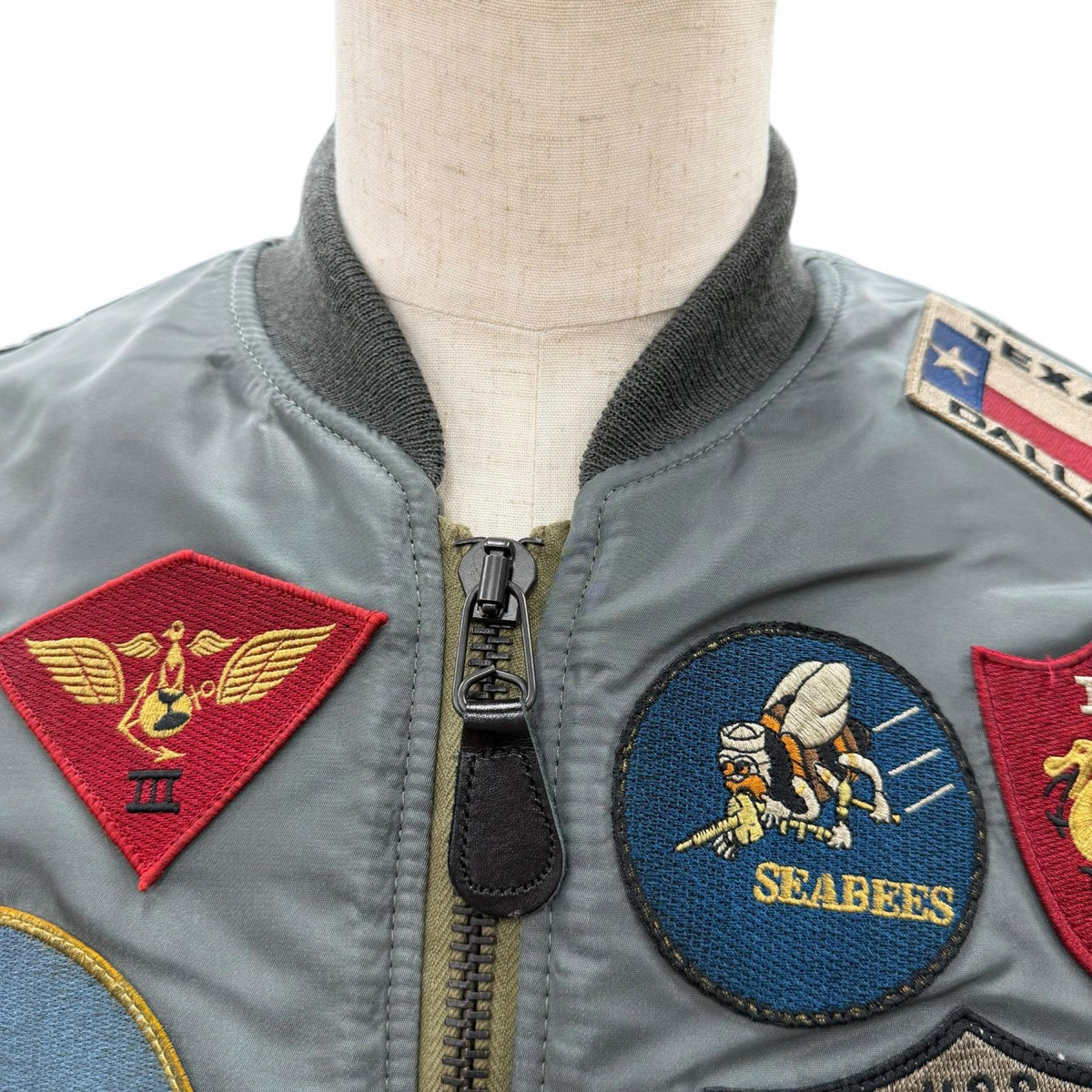 アヴィレックス TOP GUN MA-1 CUSTOM ワッペン付き 中綿入り ジップアップ フライトジャケット スカジャン カーキ M メンズ