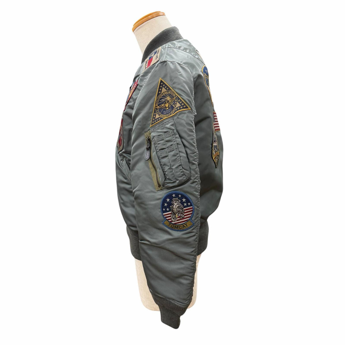 アヴィレックス TOP GUN MA-1 CUSTOM ワッペン付き 中綿入り ジップアップ フライトジャケット スカジャン カーキ M メンズ