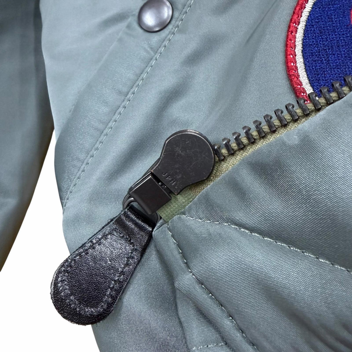 アヴィレックス TOP GUN MA-1 CUSTOM ワッペン付き 中綿入り ジップアップ フライトジャケット スカジャン カーキ M メンズ