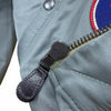 アヴィレックス TOP GUN MA-1 CUSTOM ワッペン付き 中綿入り ジップアップ フライトジャケット スカジャン カーキ M メンズ