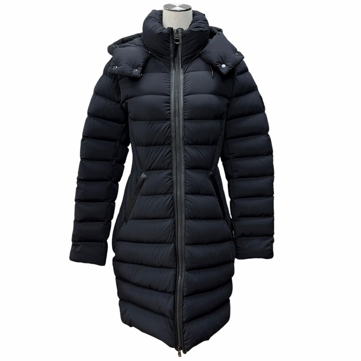マッカージュ FARREN フード・レザーロゴワッペン付 ZIP UP ダウンコート ブラック M レディース