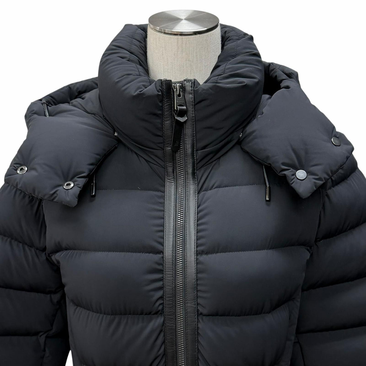 マッカージュ FARREN フード・レザーロゴワッペン付 ZIP UP ダウンコート ブラック M レディース