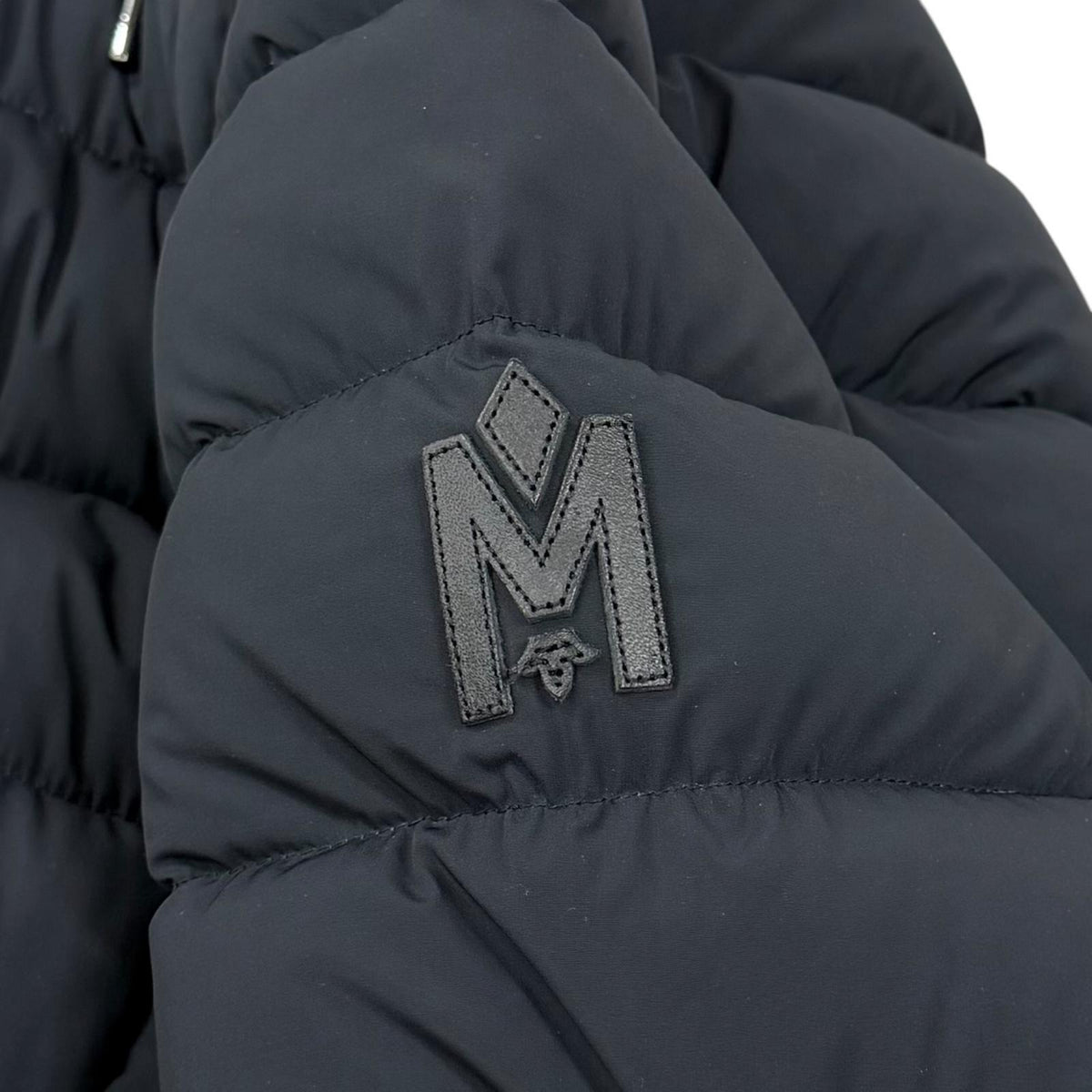 マッカージュ FARREN フード・レザーロゴワッペン付 ZIP UP ダウンコート ブラック M レディース