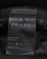 NEWSEDのPRADAシープスキンファーバケットハットの内部タグ、XLサイズ表記とブランドロゴ